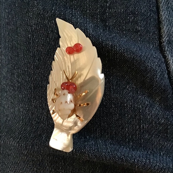 unbranded Jewelry - 3D Pearlised Brooch